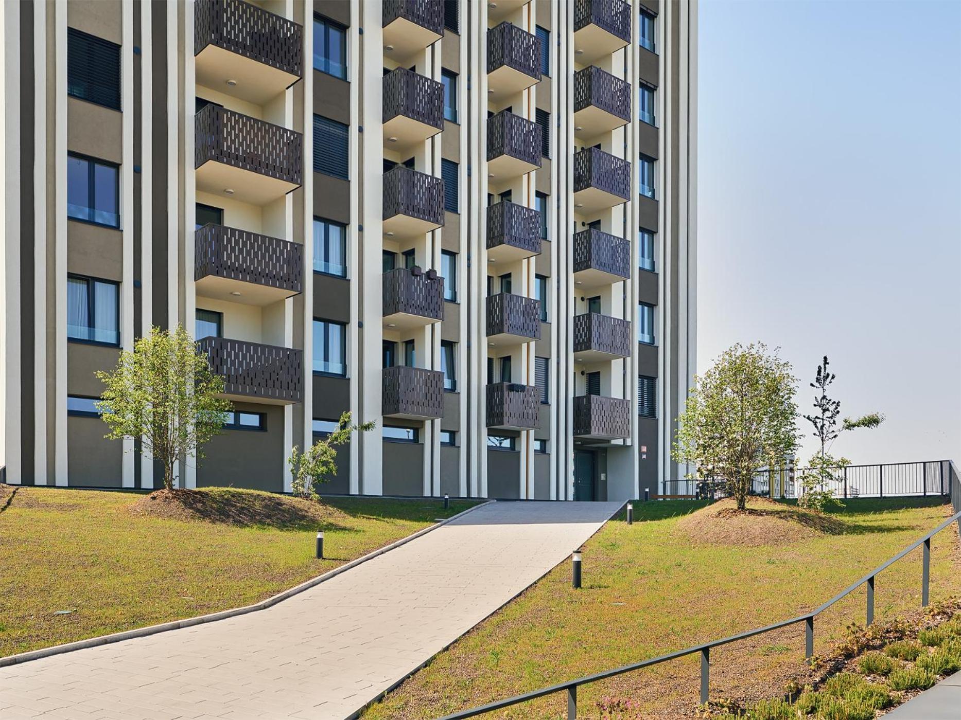 Luxury Sunny Home - Garage Parking, Metro, Balcony, Ps5 With Games Prag Exteriör bild