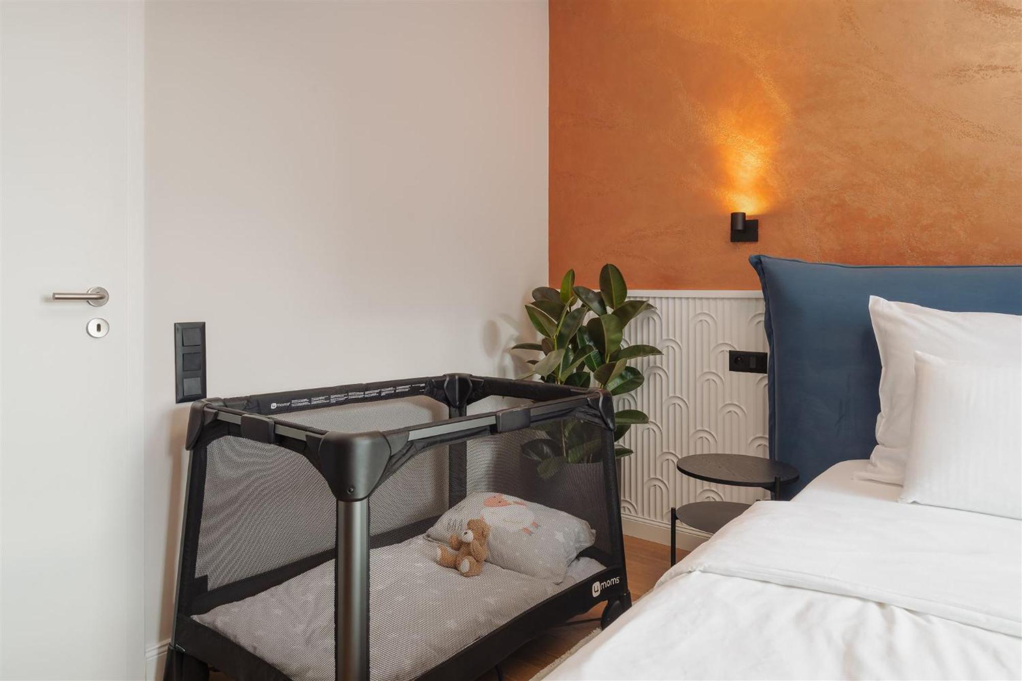 Luxury Sunny Home - Garage Parking, Metro, Balcony, Ps5 With Games Prag Exteriör bild