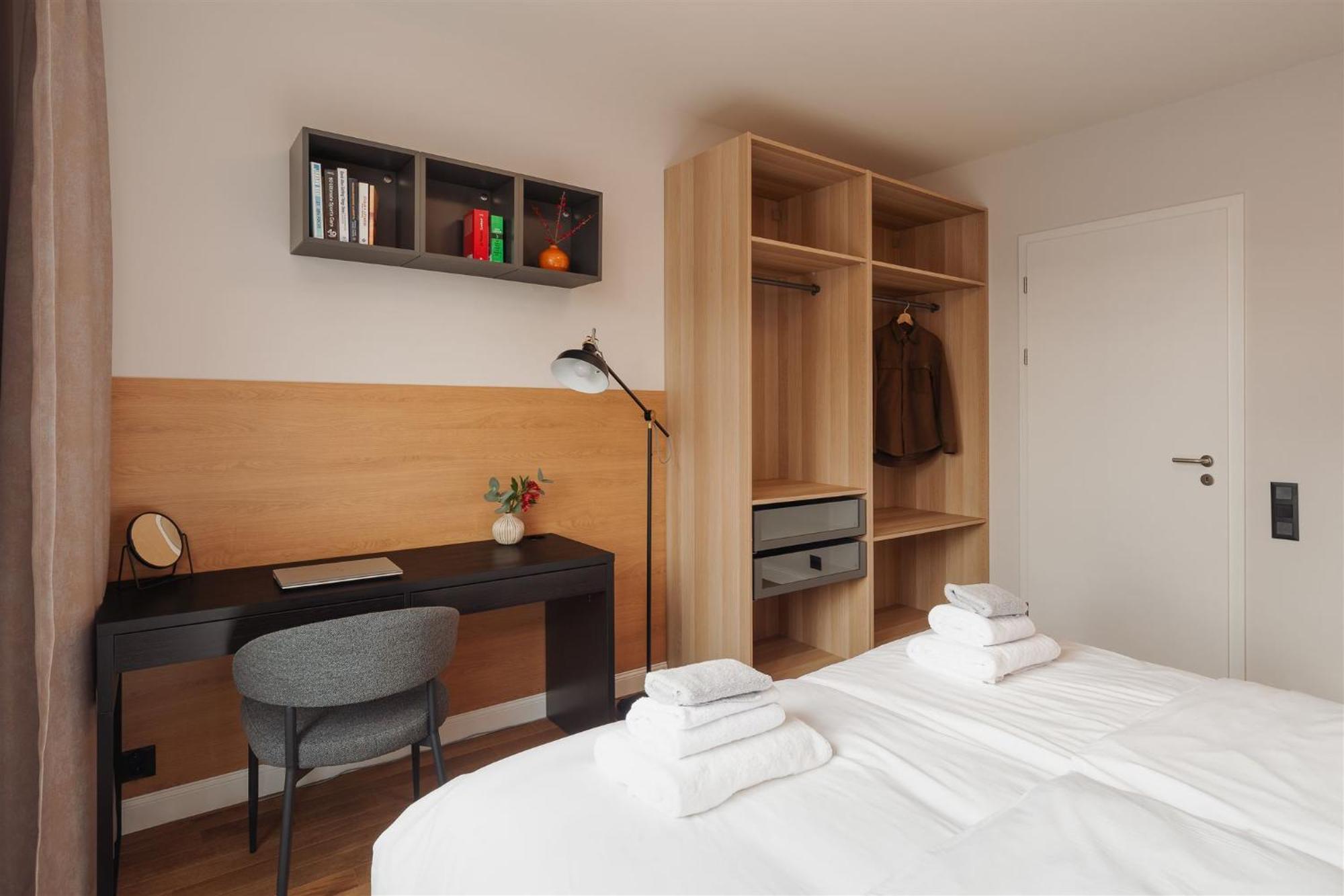 Luxury Sunny Home - Garage Parking, Metro, Balcony, Ps5 With Games Prag Exteriör bild