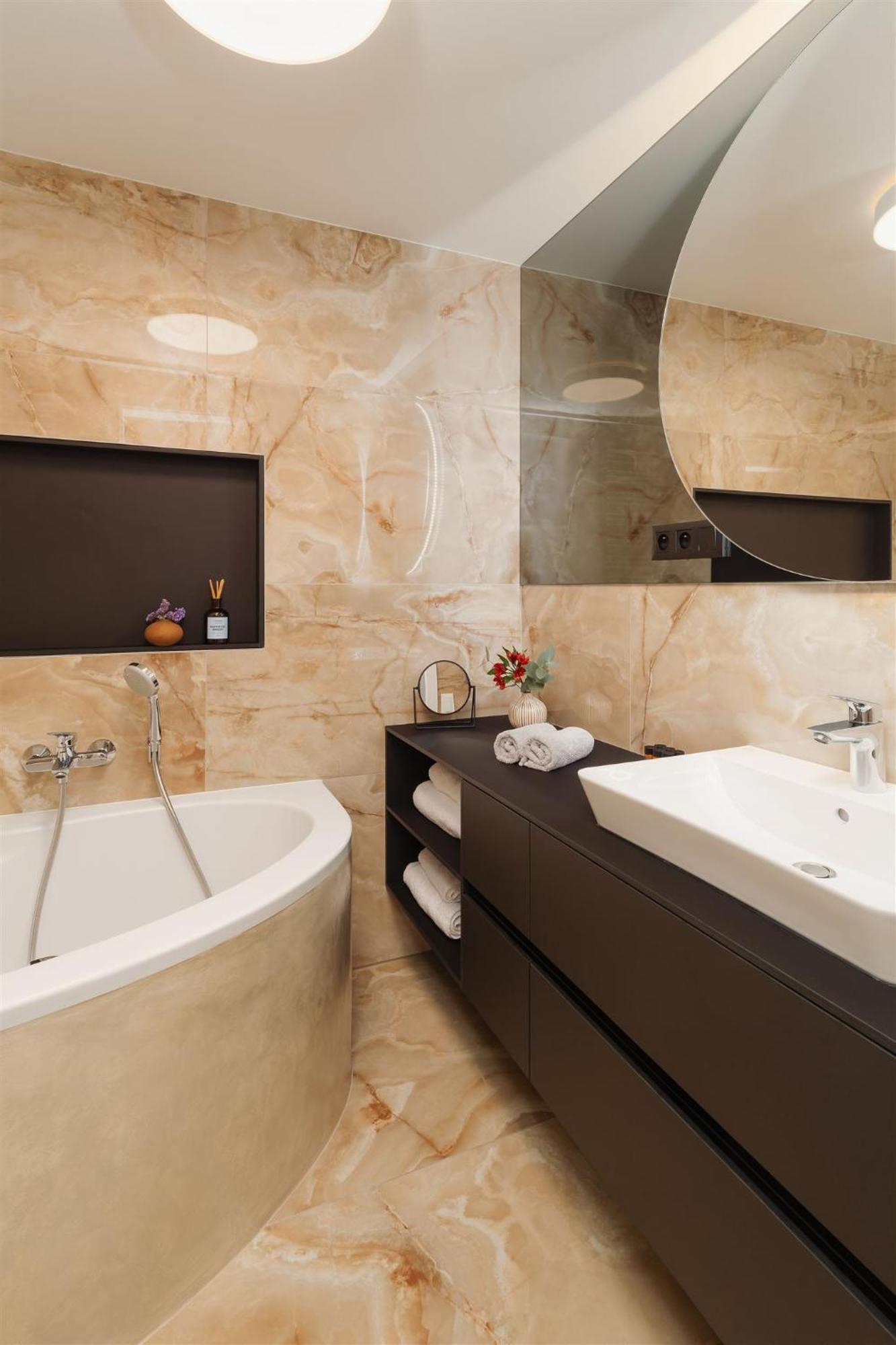 Luxury Sunny Home - Garage Parking, Metro, Balcony, Ps5 With Games Prag Exteriör bild