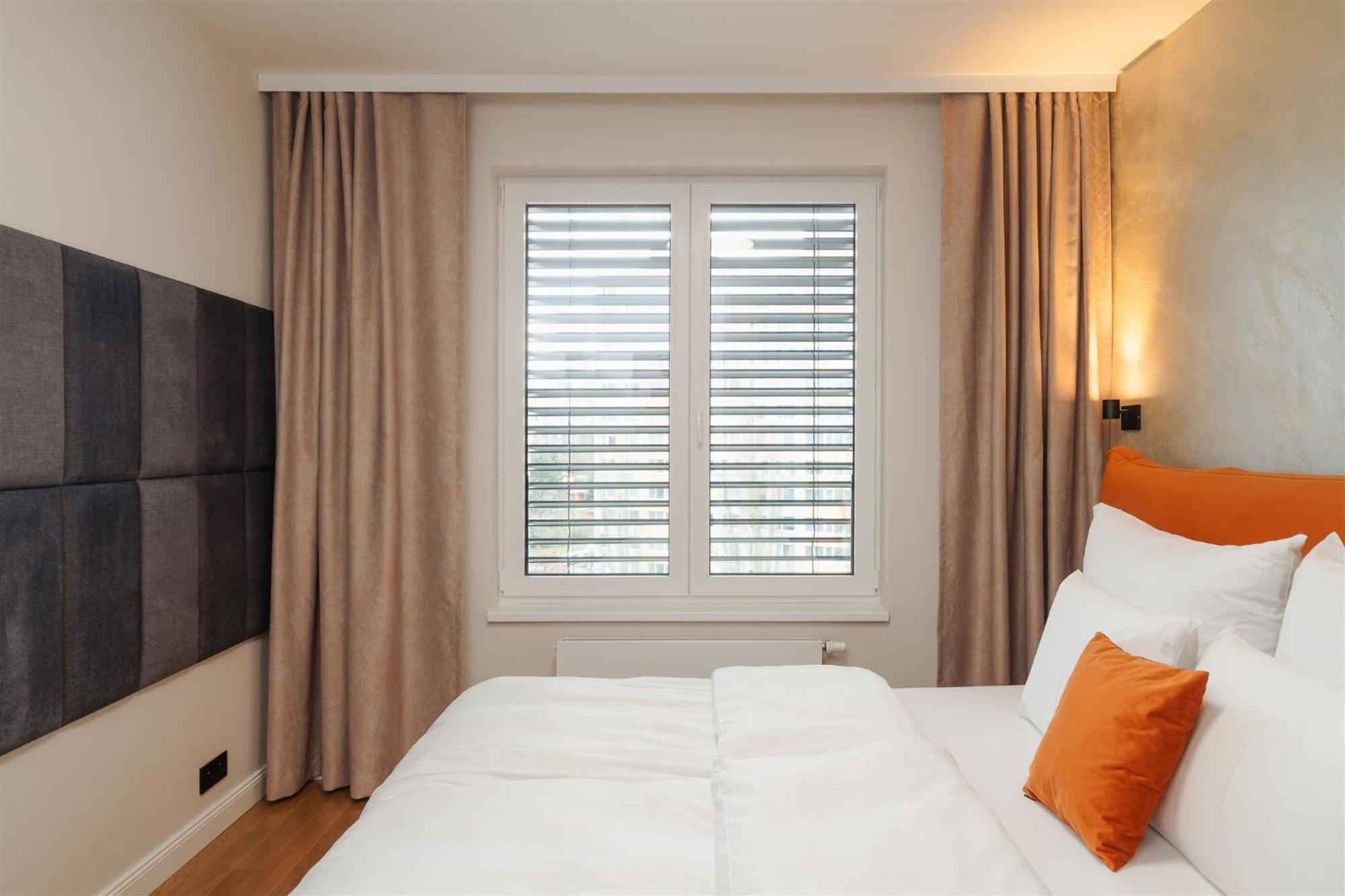 Luxury Sunny Home - Garage Parking, Metro, Balcony, Ps5 With Games Prag Exteriör bild