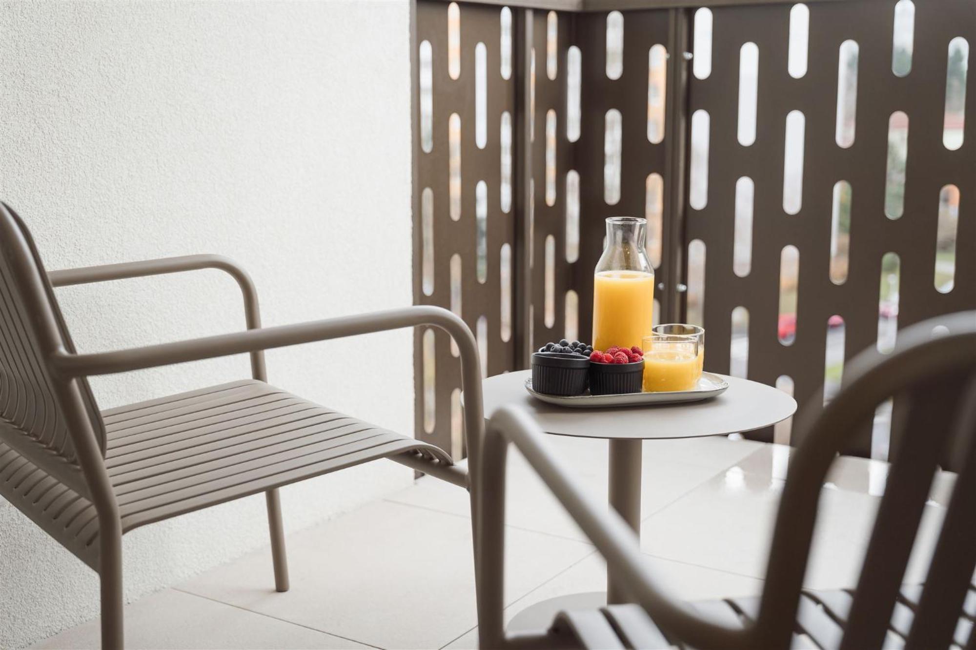 Luxury Sunny Home - Garage Parking, Metro, Balcony, Ps5 With Games Prag Exteriör bild
